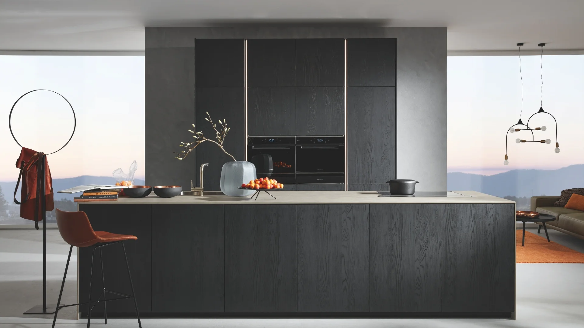 Zwarte keuken met houtlook