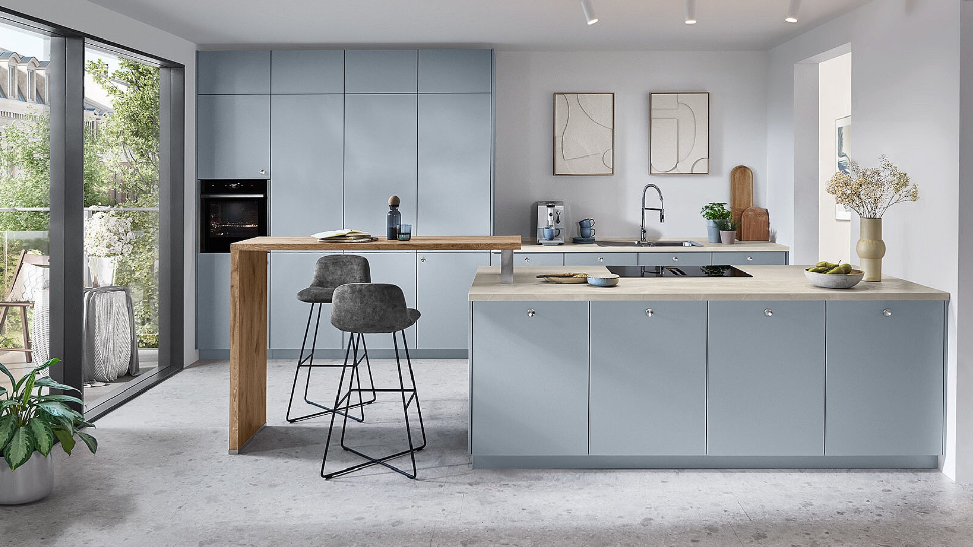 Blauwe keuken in lichte tint met knop