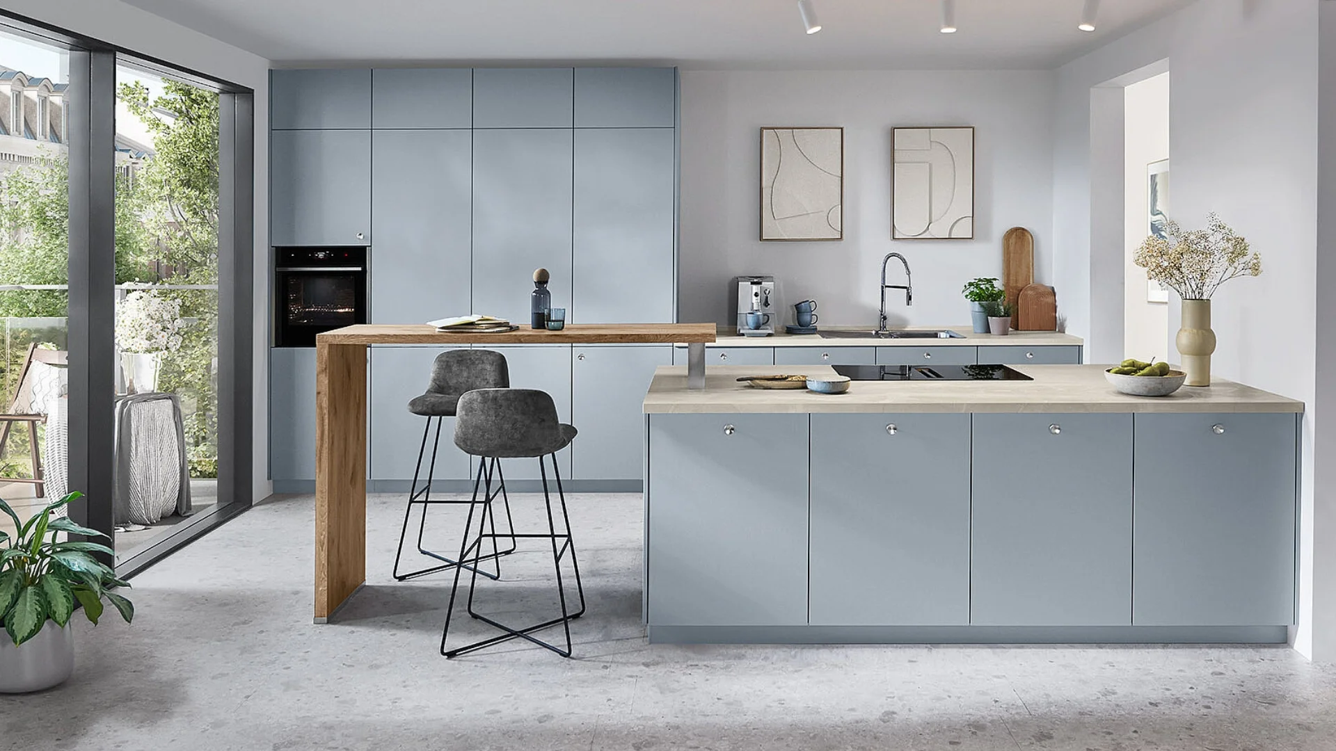 Blauwe keuken in lichte tint met knop