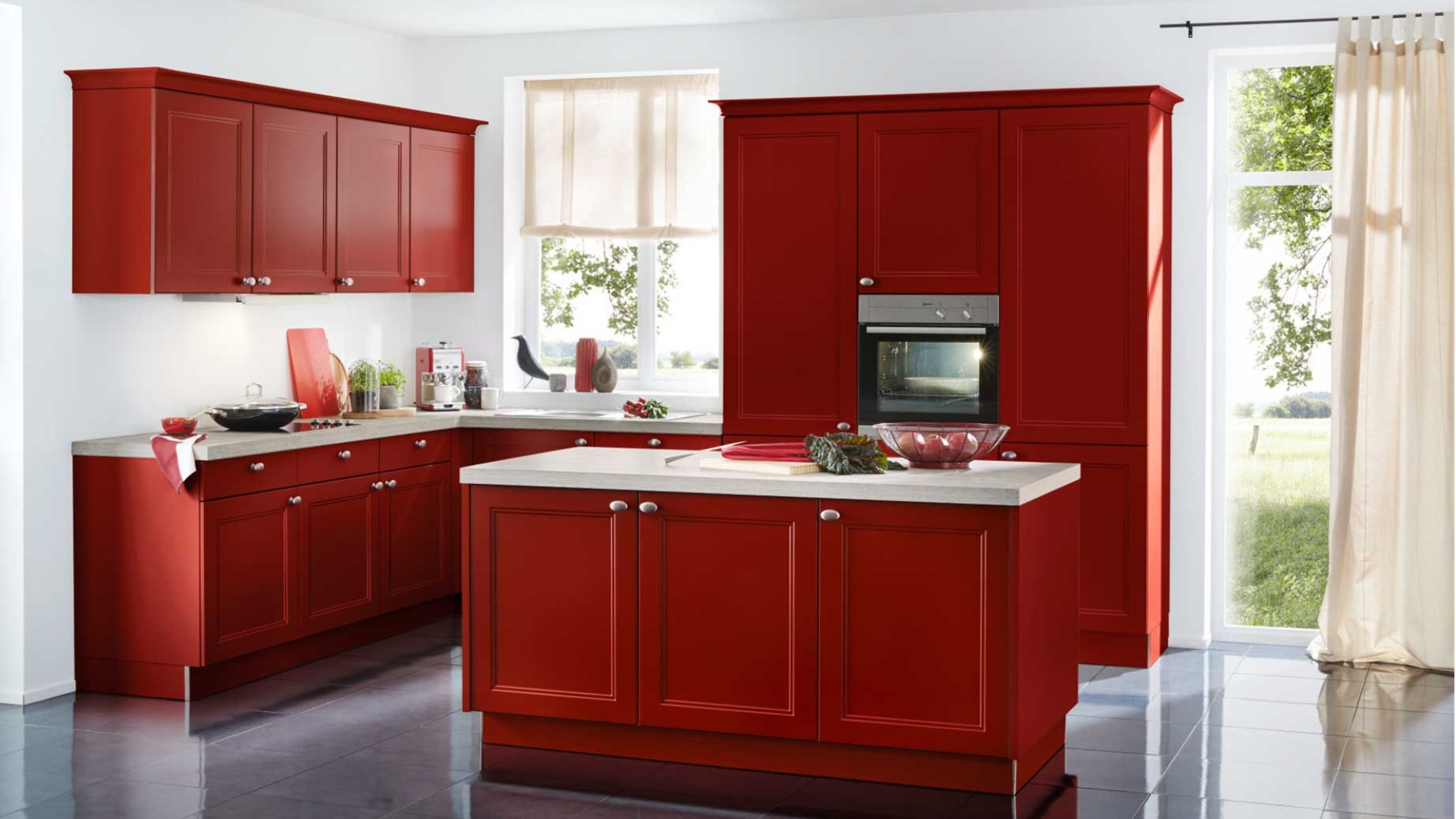 Rode eilandkeuken met kader