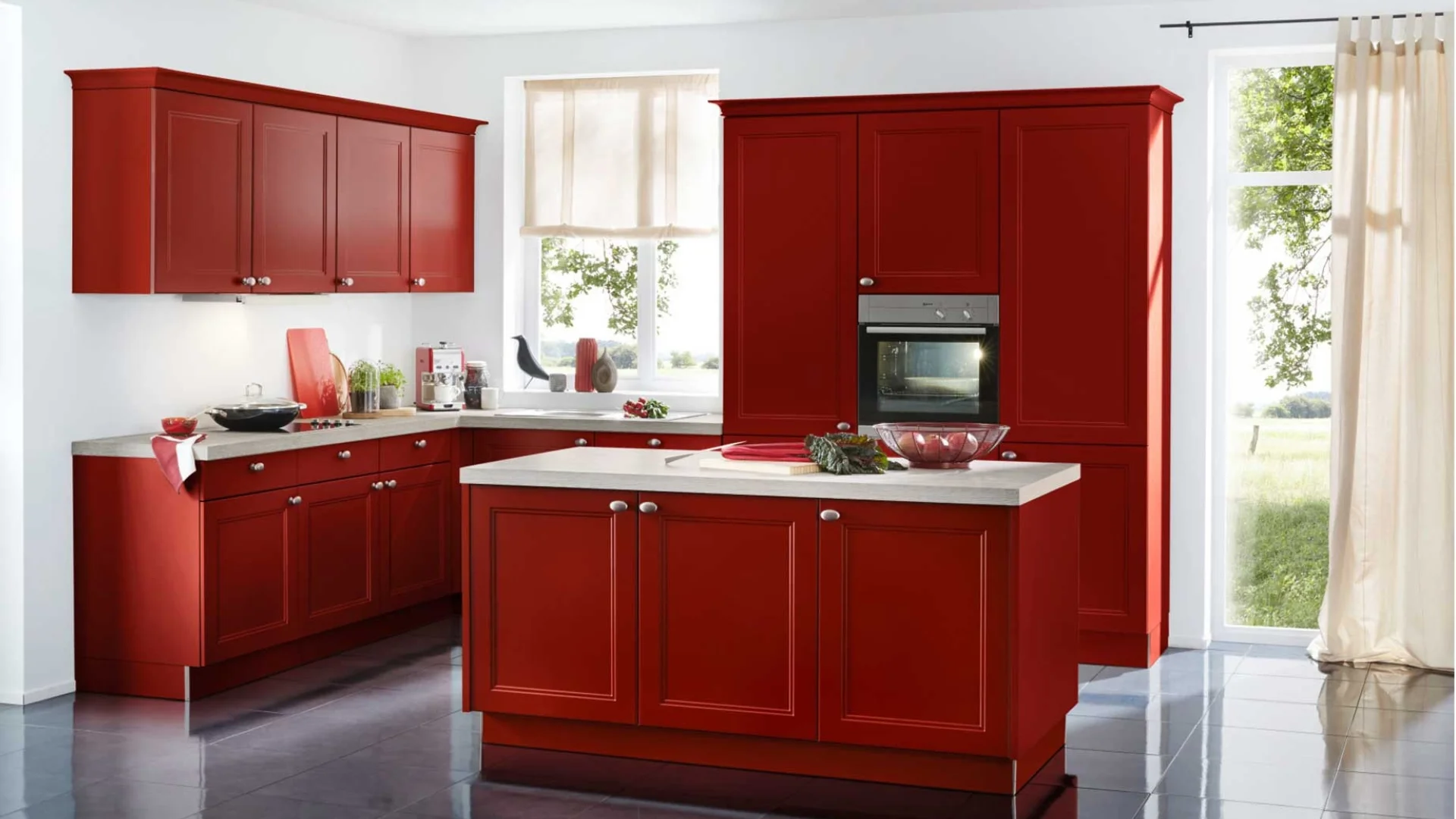 Rode eilandkeuken met kader