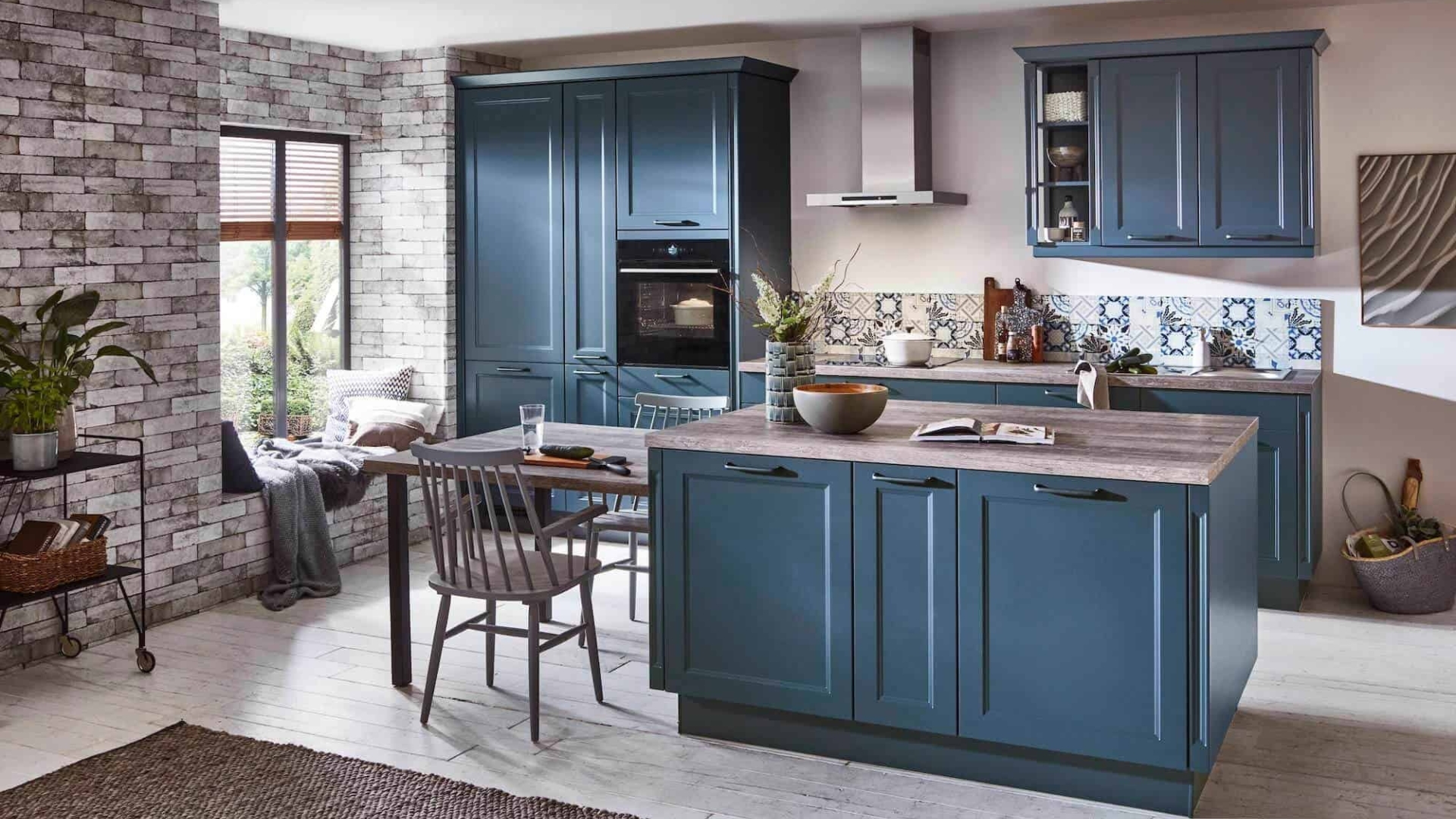 Blauwe eilandkeuken met kader