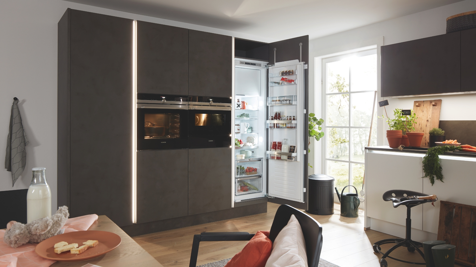 Industriële kastenwand met lichtlijst