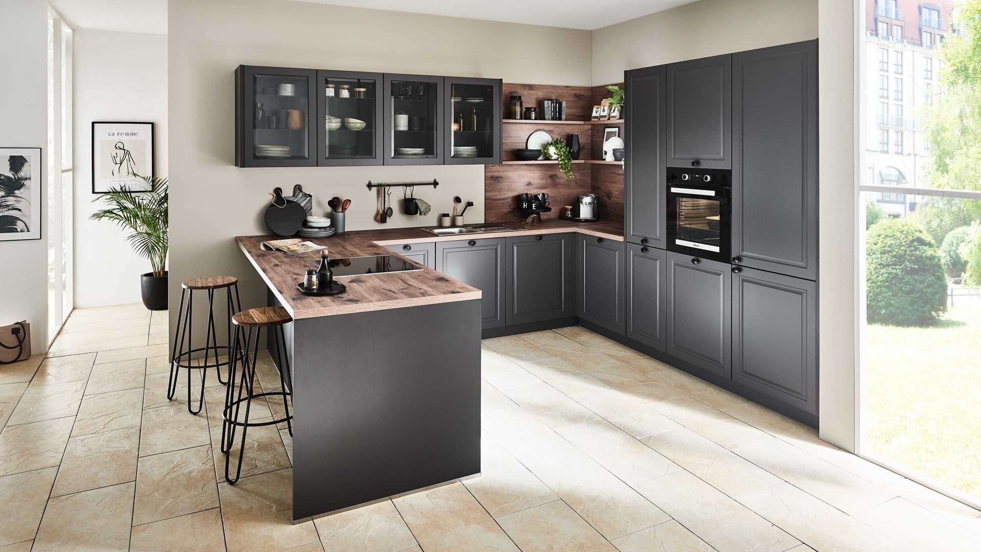 Grijze keuken met kader