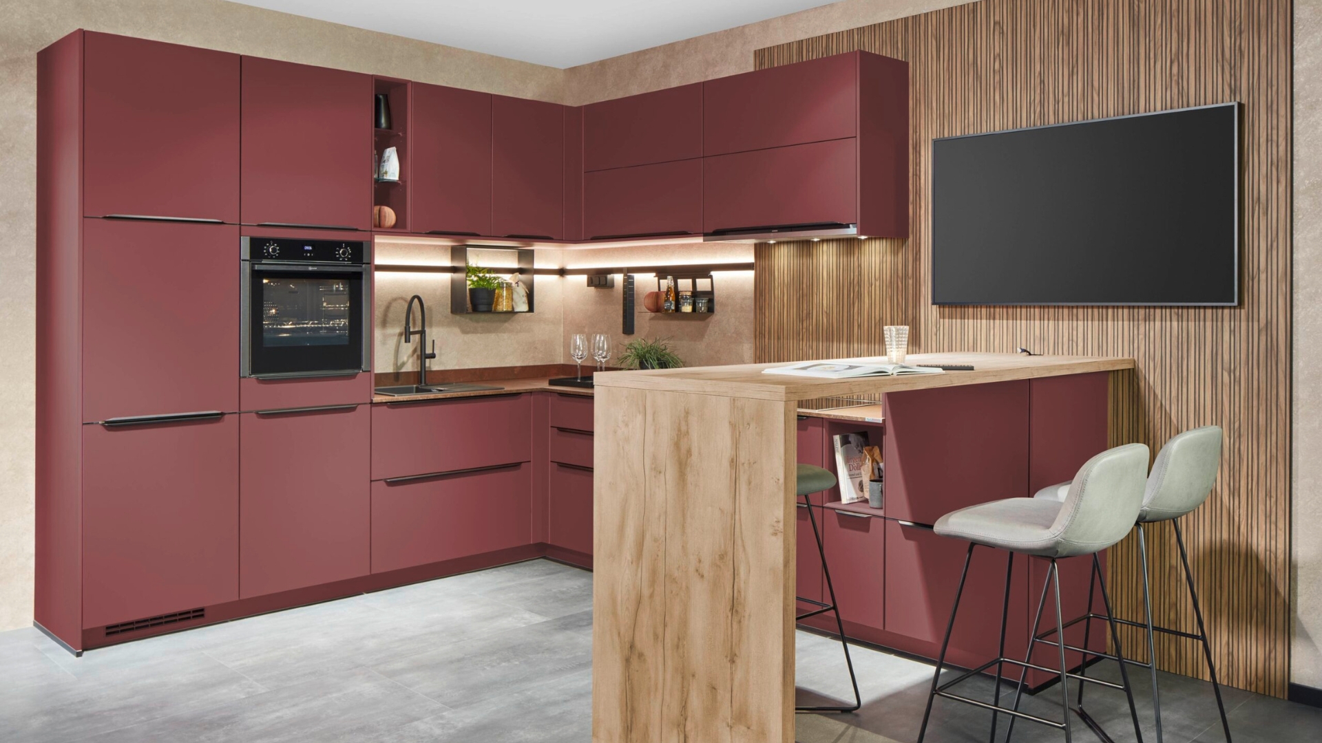 Rode hoekkeuken met houten bar