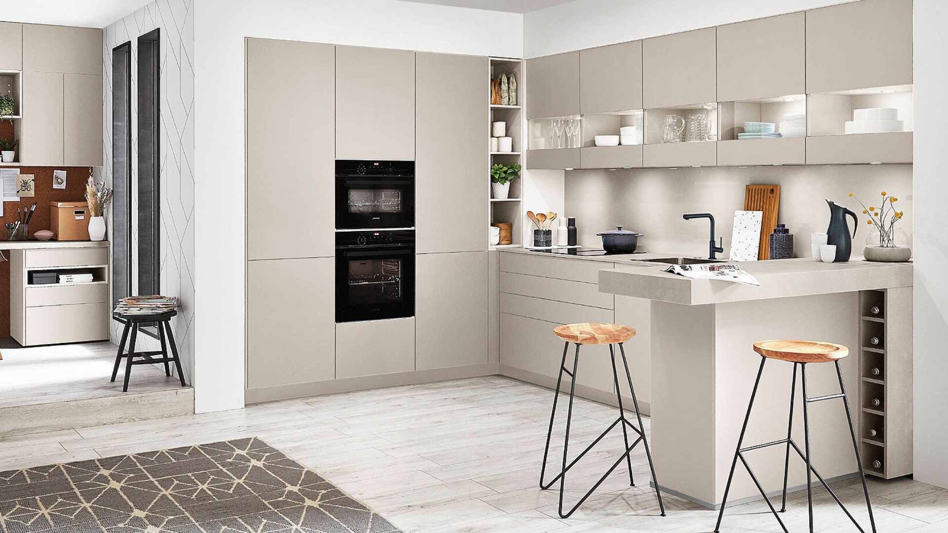 Zandkleurige schiereiland keuken