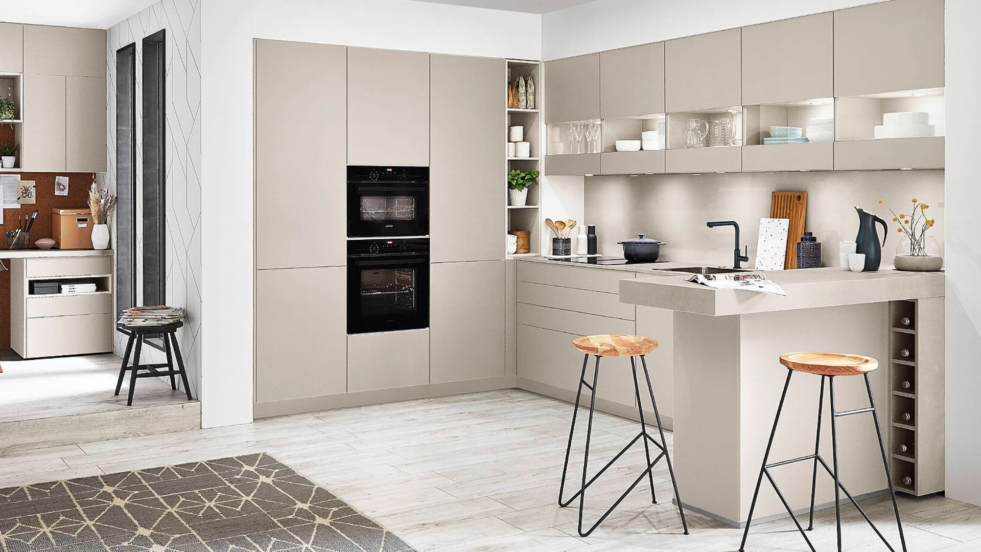 Zandkleurige schiereiland keuken