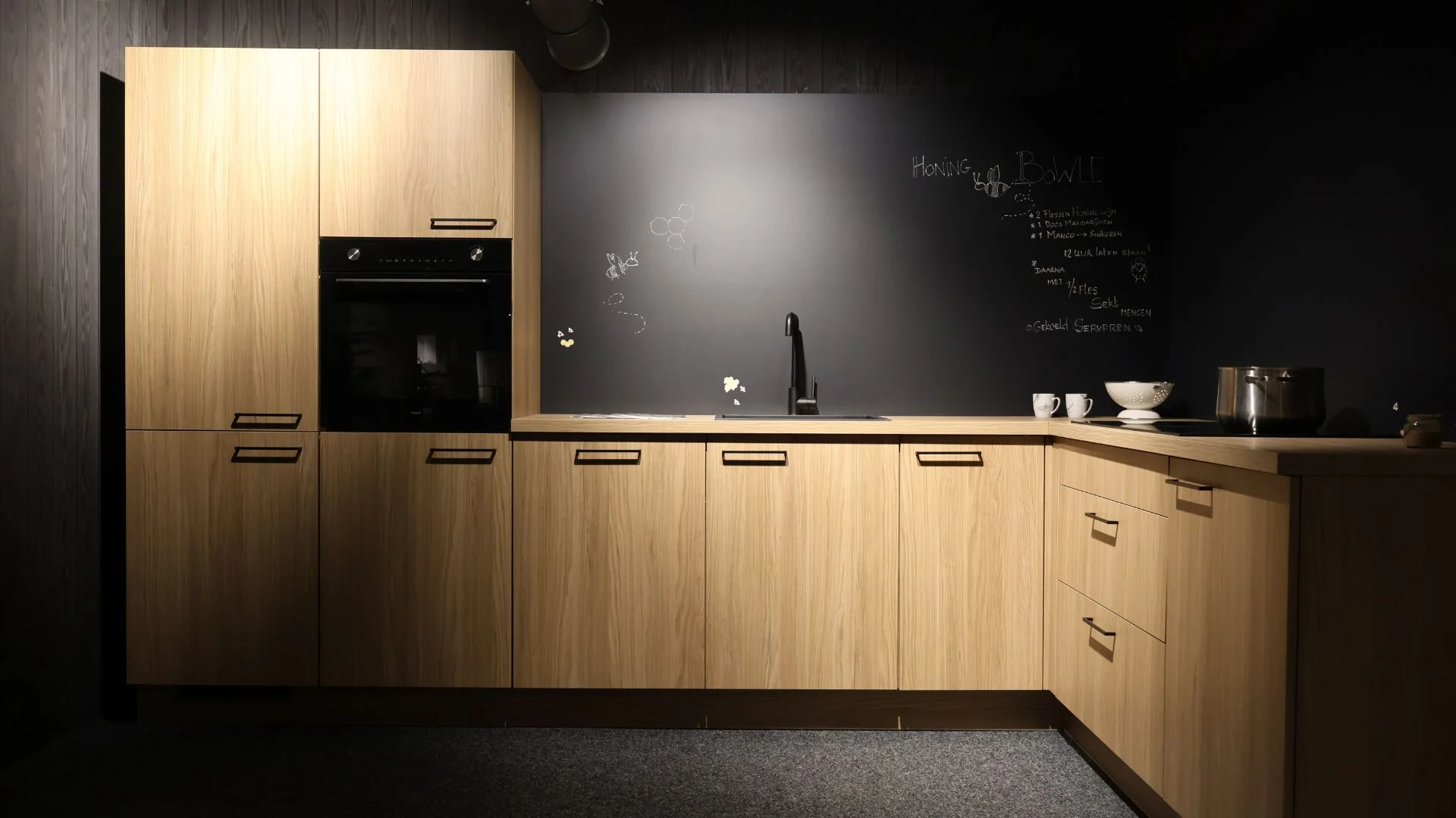 Wilde eik houtlook showroom hoekkeuken in Ter Aar