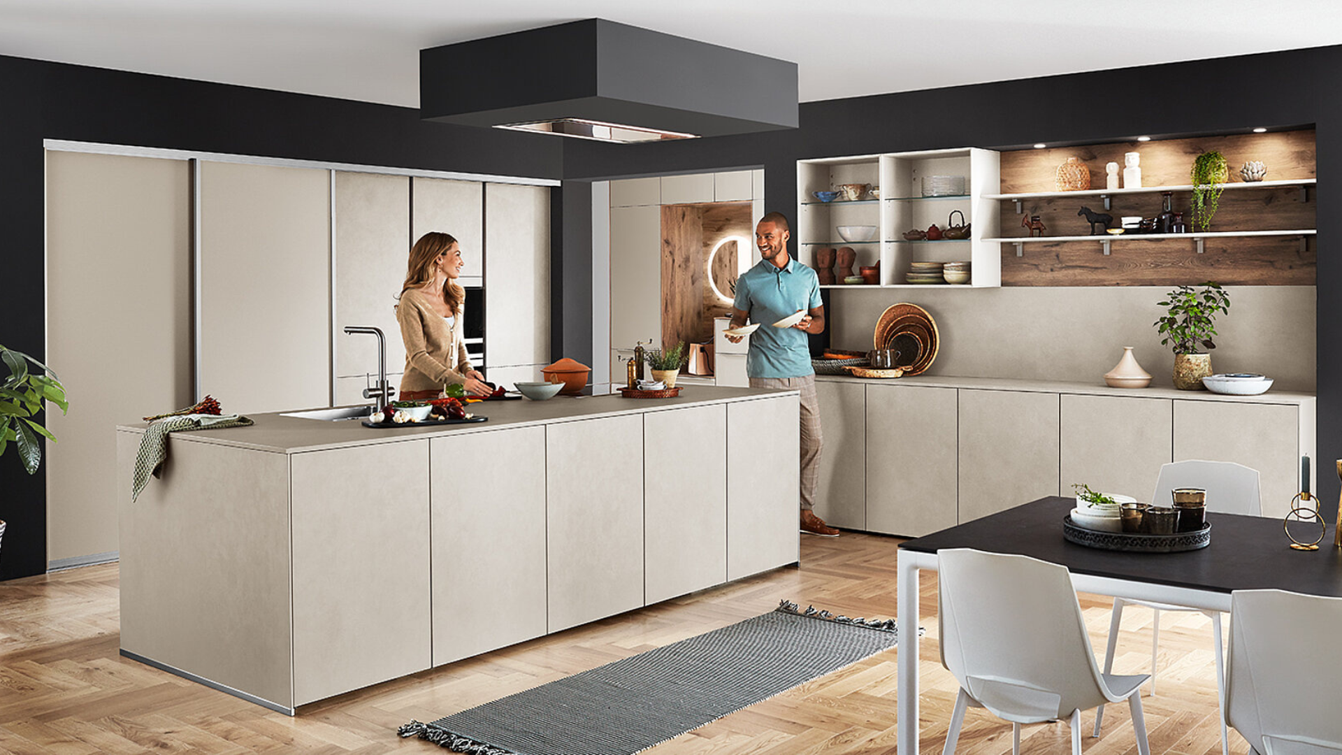 Zandkleurige keuken met eiland