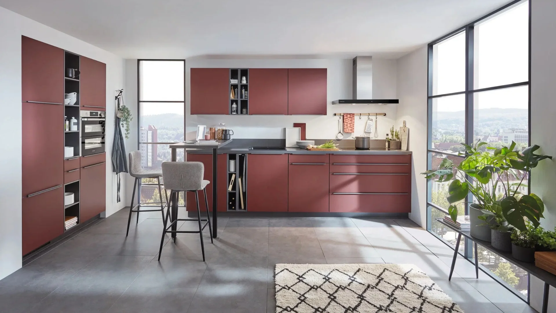 Rode module keuken met een moderne uitstraling