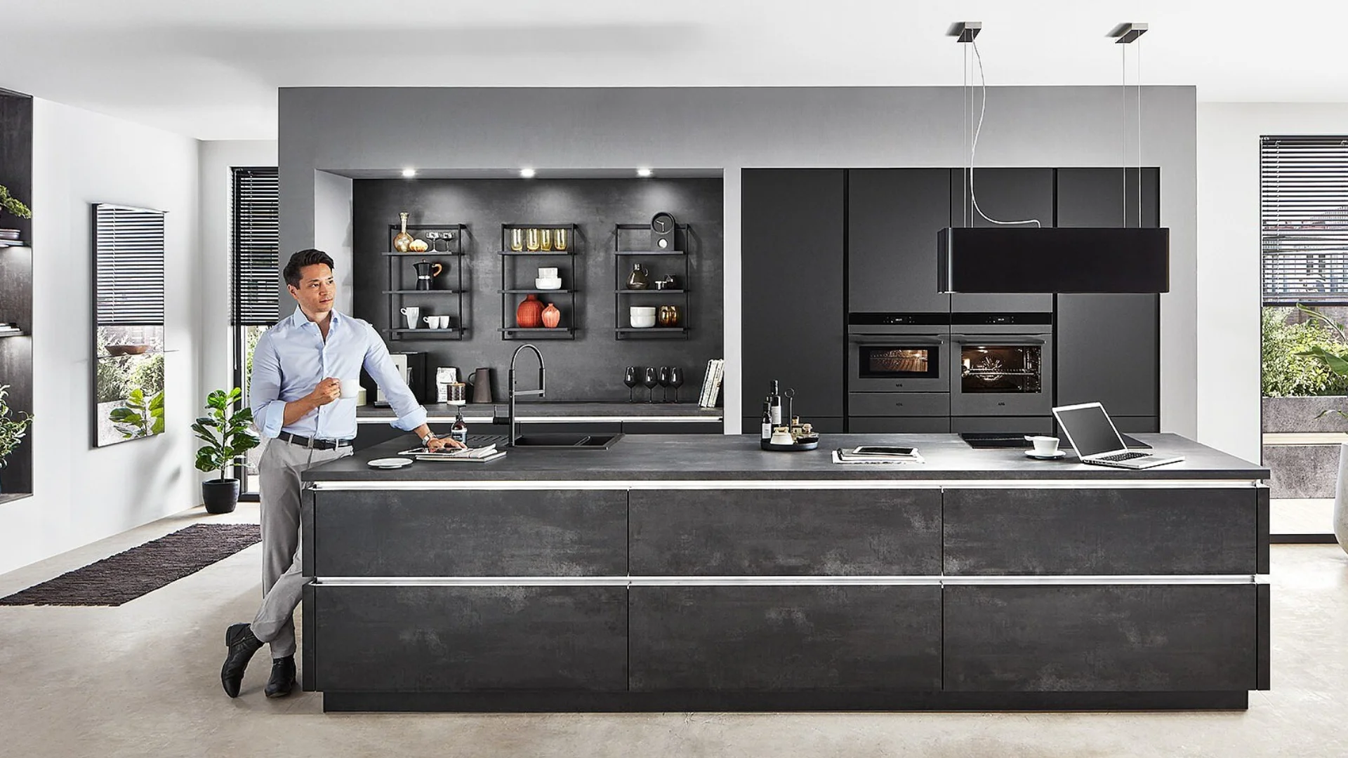 Industriële eilandkeuken donker beton