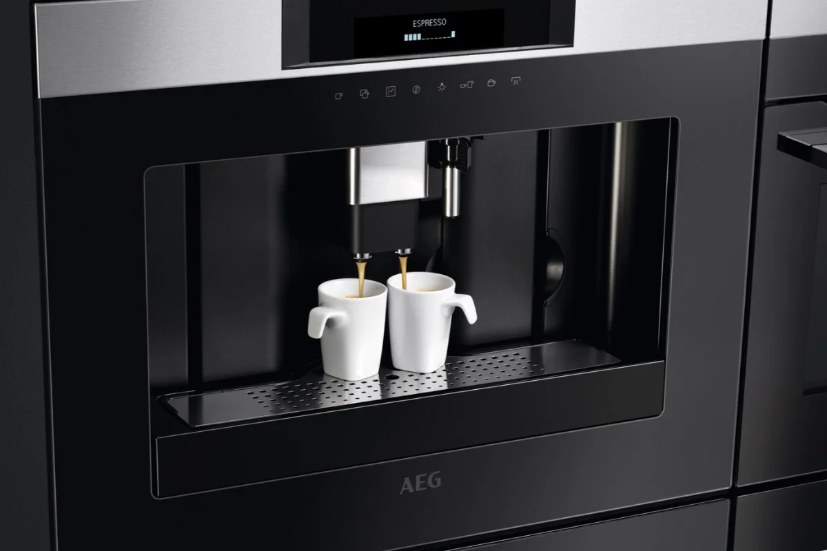 Koffiemachine met twee kopjes koffie eronder