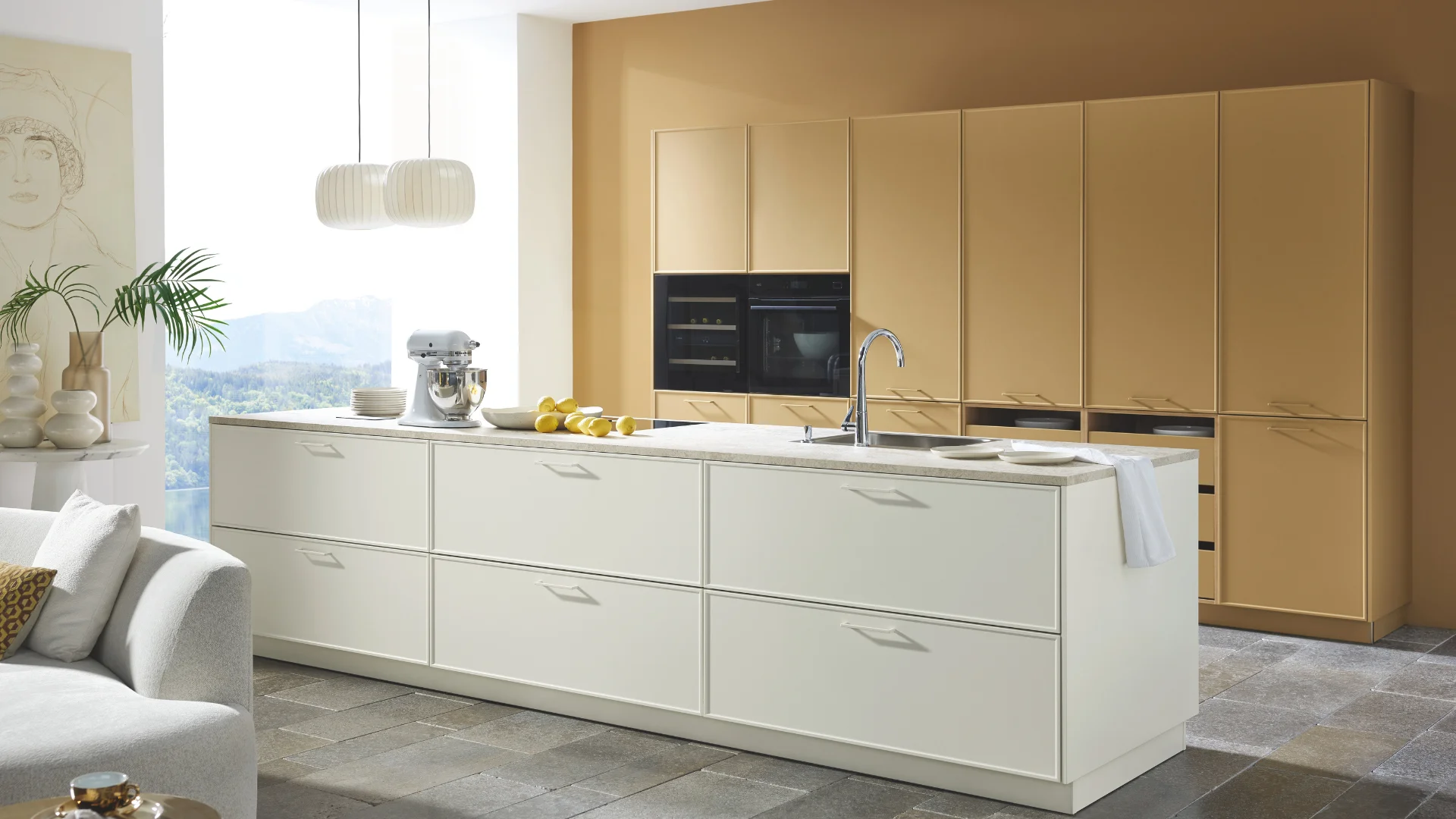 Gele kastenwand met wit kookeiland