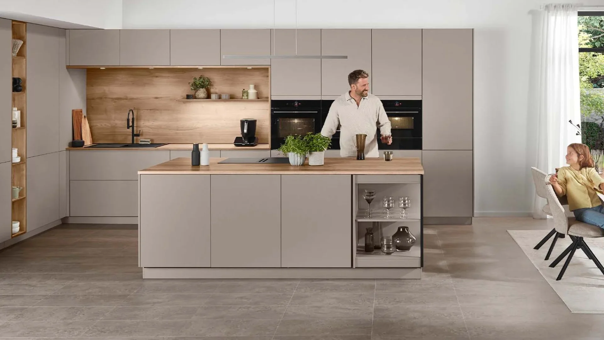 Taupe keuken met schiereiland