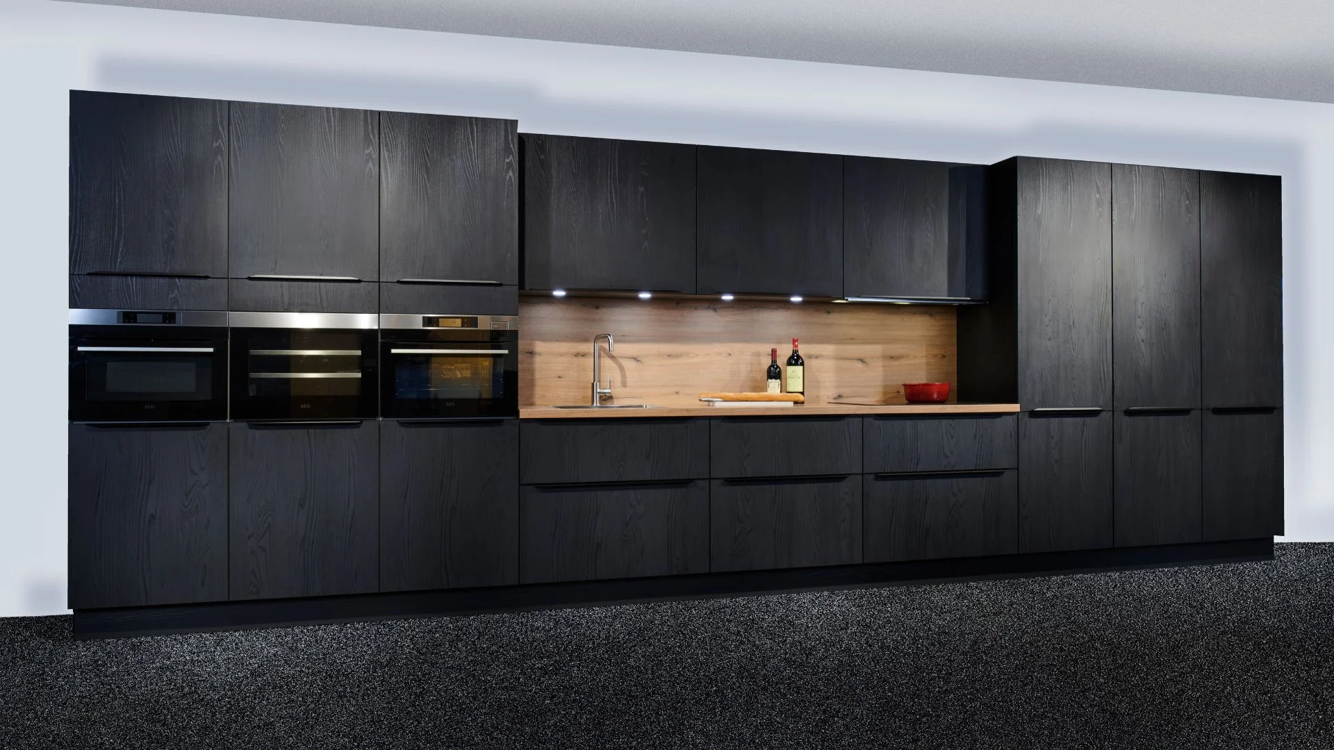 Nolte zwarte rechte houtlook showroomkeuken in de showroom van Keukenwarenhuis.nl in Ter Aar