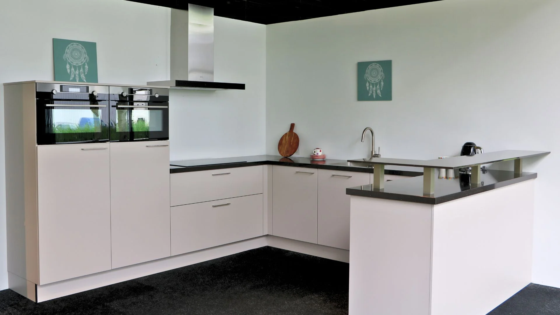 Halve showroom U-keuken met bar en composiet werkblad in mat Sahara in de showrooms van Keukenwarenhuis.nl in Ter Aar & Dordrecht