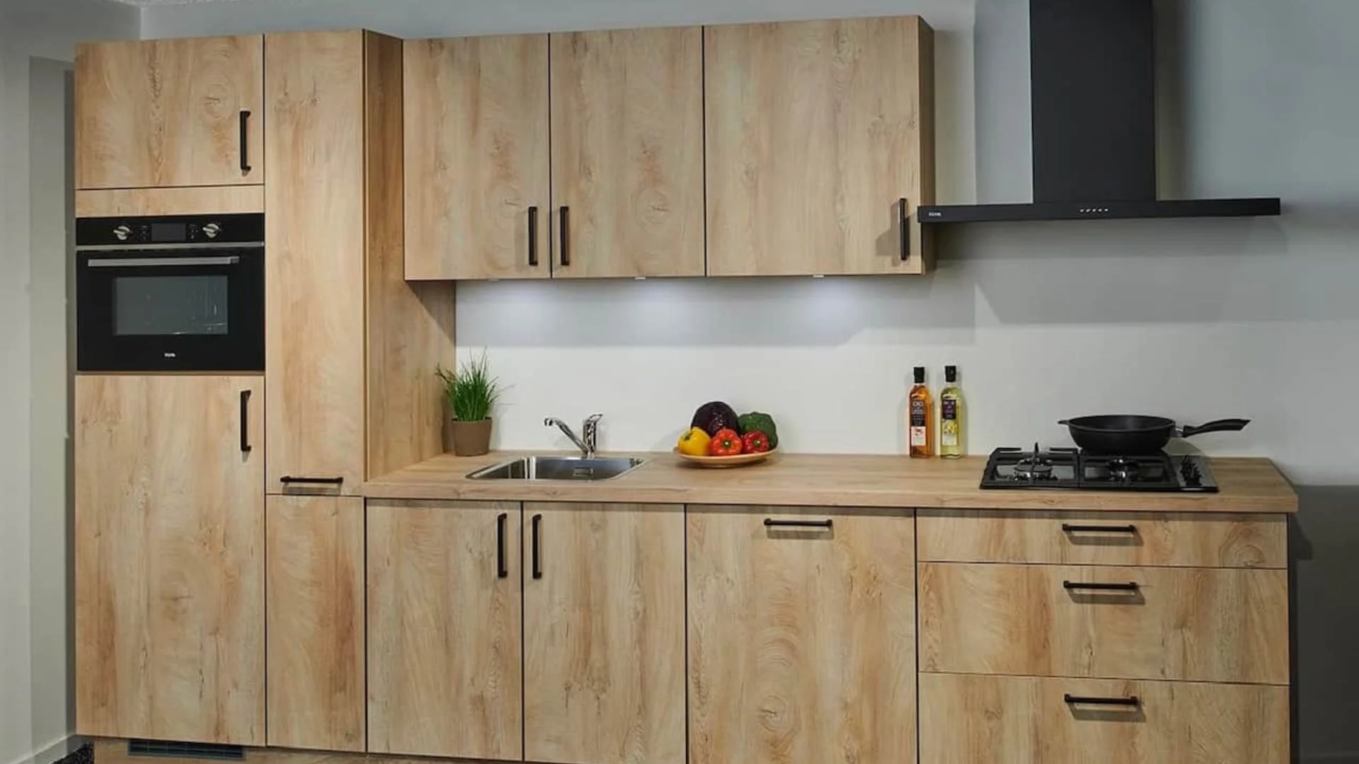 Prachtige Scandinavic Houtlook Rechte Showroomkeuken in de showrooms van Keukenwarenhuis.nl in Ter Aar & Dordrecht