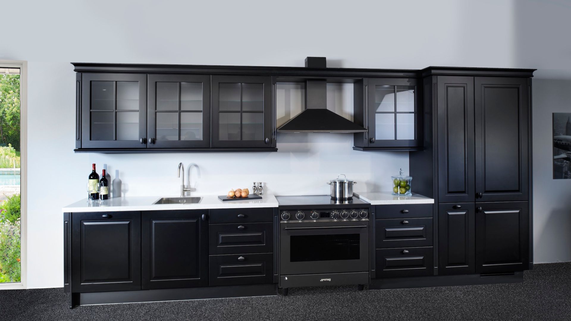 Matzwarte landelijke rechte showroomkeuken met composiet werkblad in de showroom van Keukenwarenhuis.nl in Ter Aar