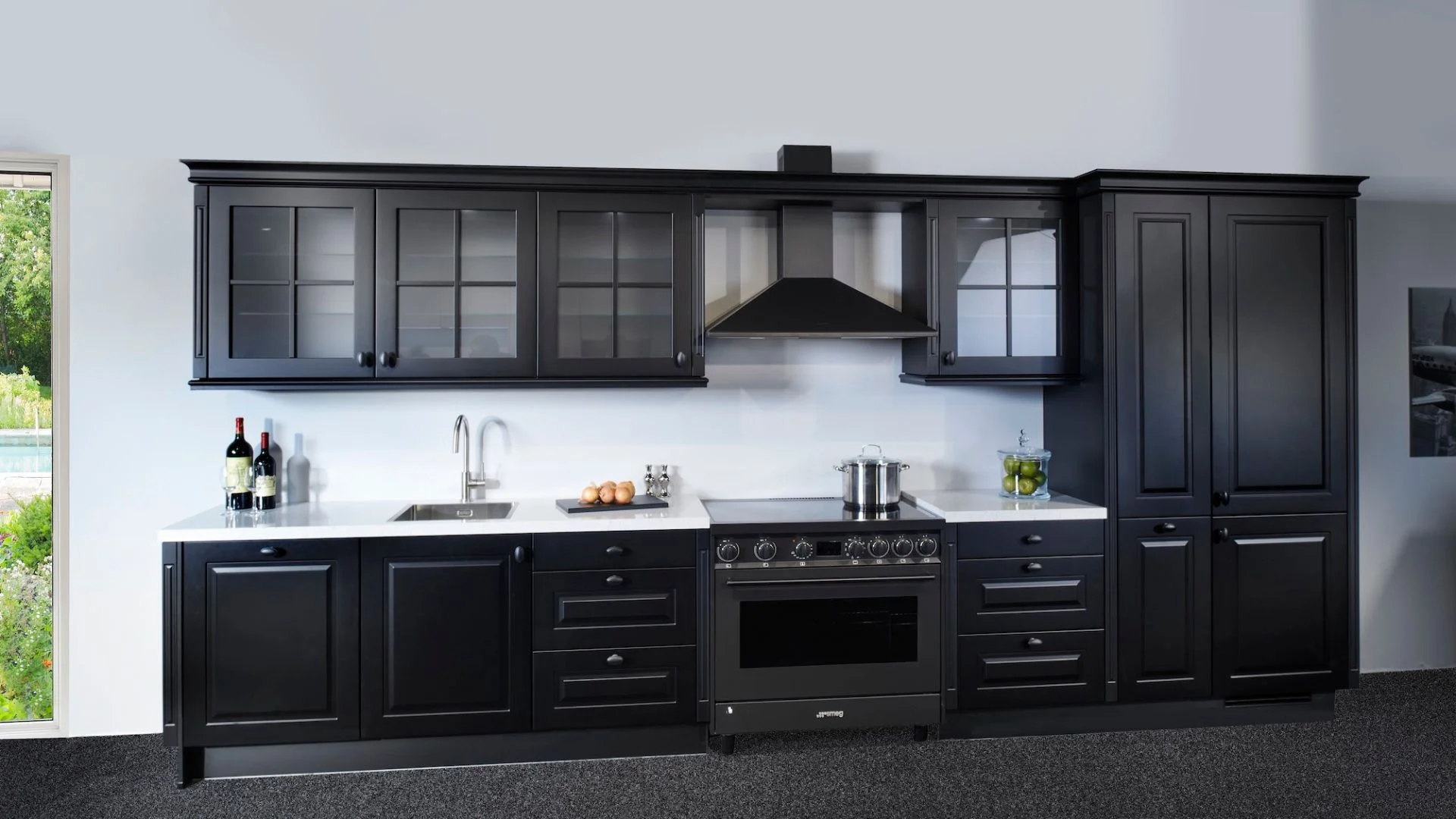 Matzwarte landelijke rechte showroomkeuken met composiet werkblad in de showroom van Keukenwarenhuis.nl in Ter Aar