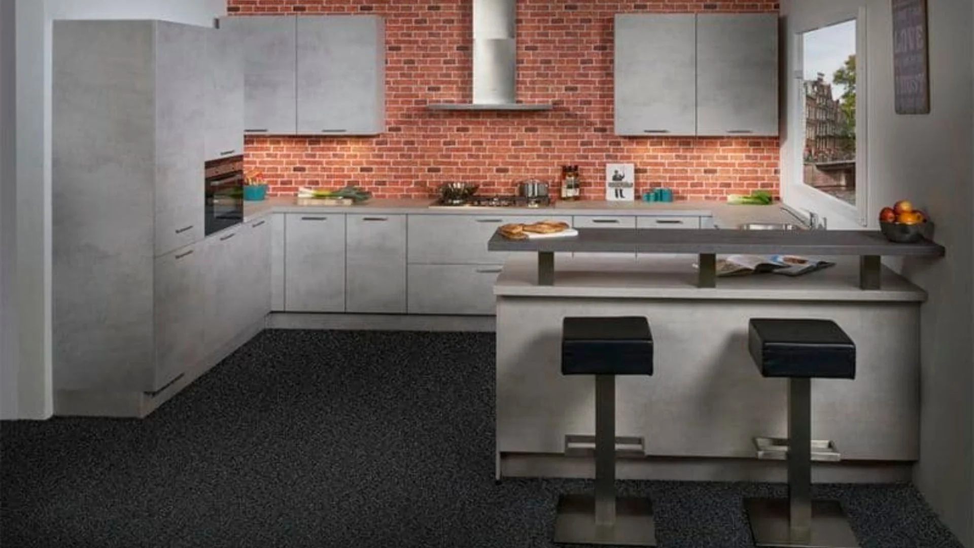 Prachtige Betonlook G-showroomkeuken met Bar in de showrooms van Keukenwarenhuis.nl in Ter Aar & Dordrecht