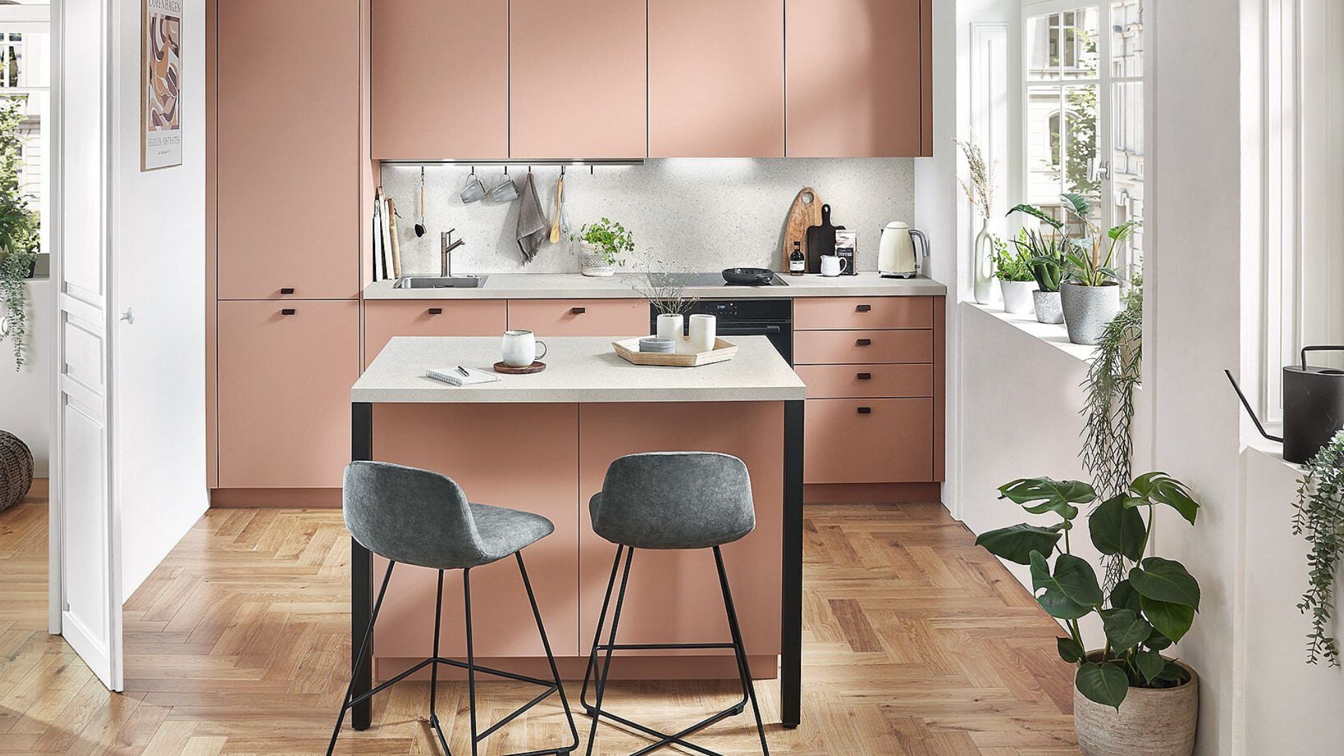 Roze keuken met bar
