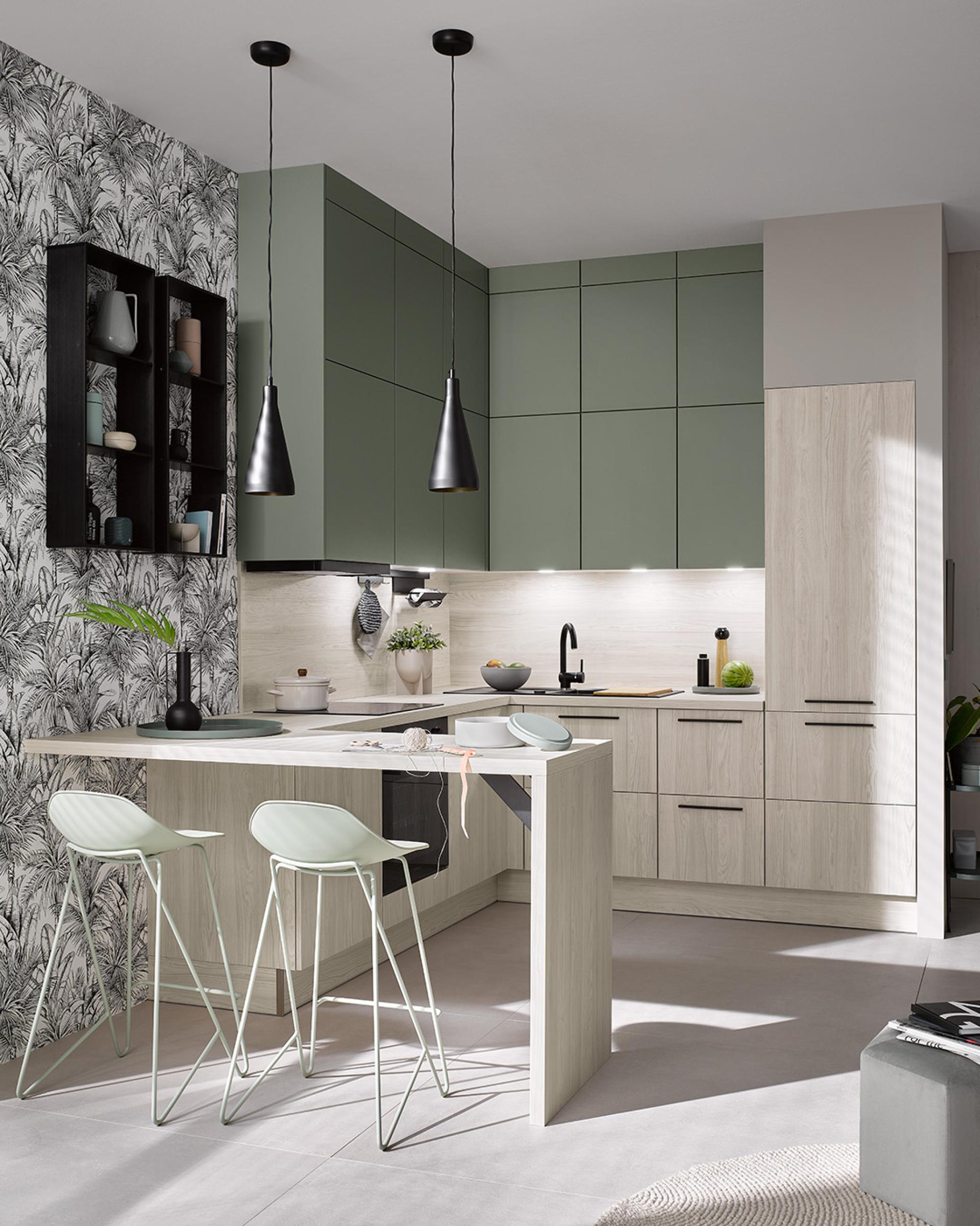 Moderne Burger keuken met groene bovenkasten, houtlook fronten en slimme Duitse kwaliteit bij Keukenwarenhuis.nl
