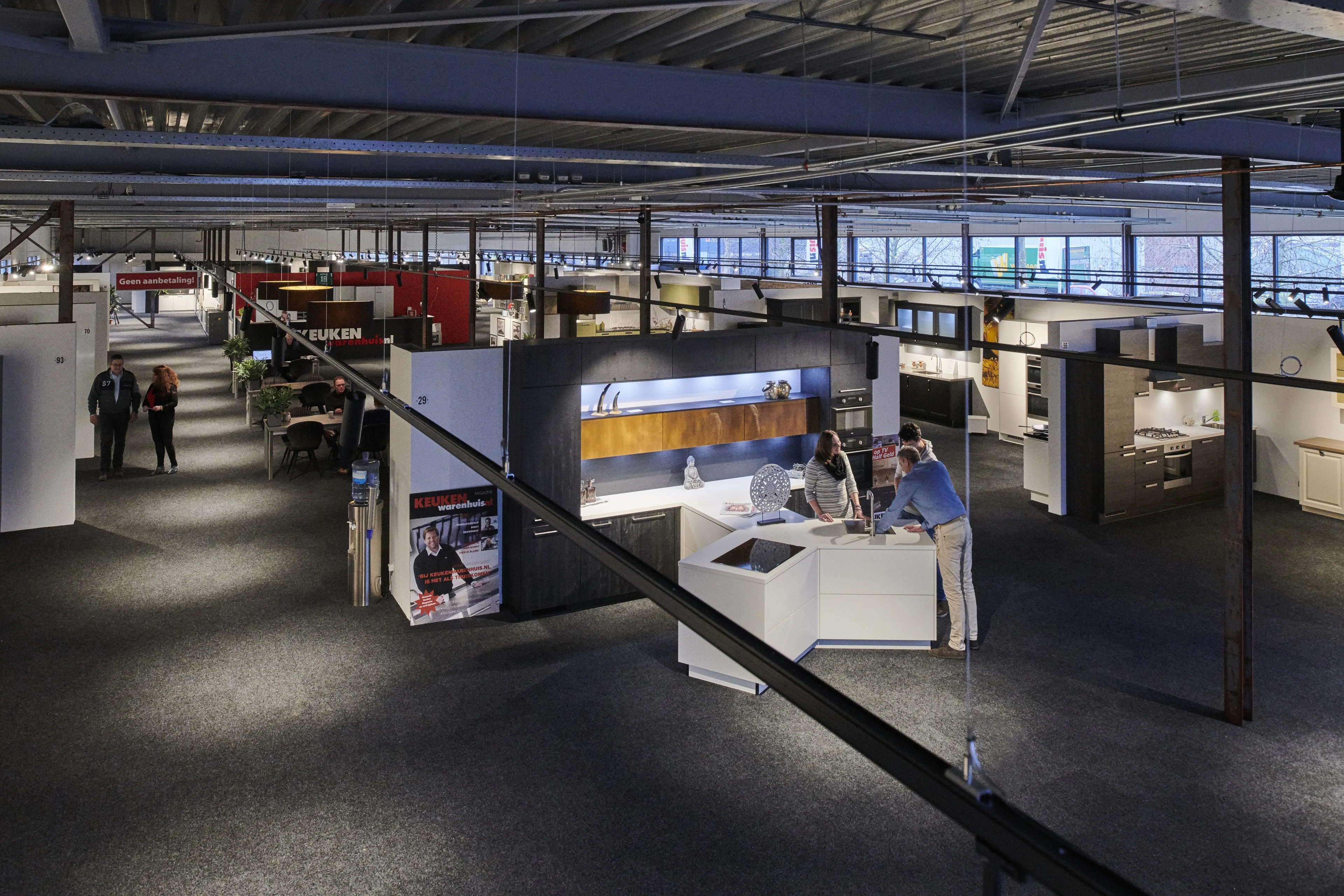 Keukenshowroom met tientallen showroomkeukens