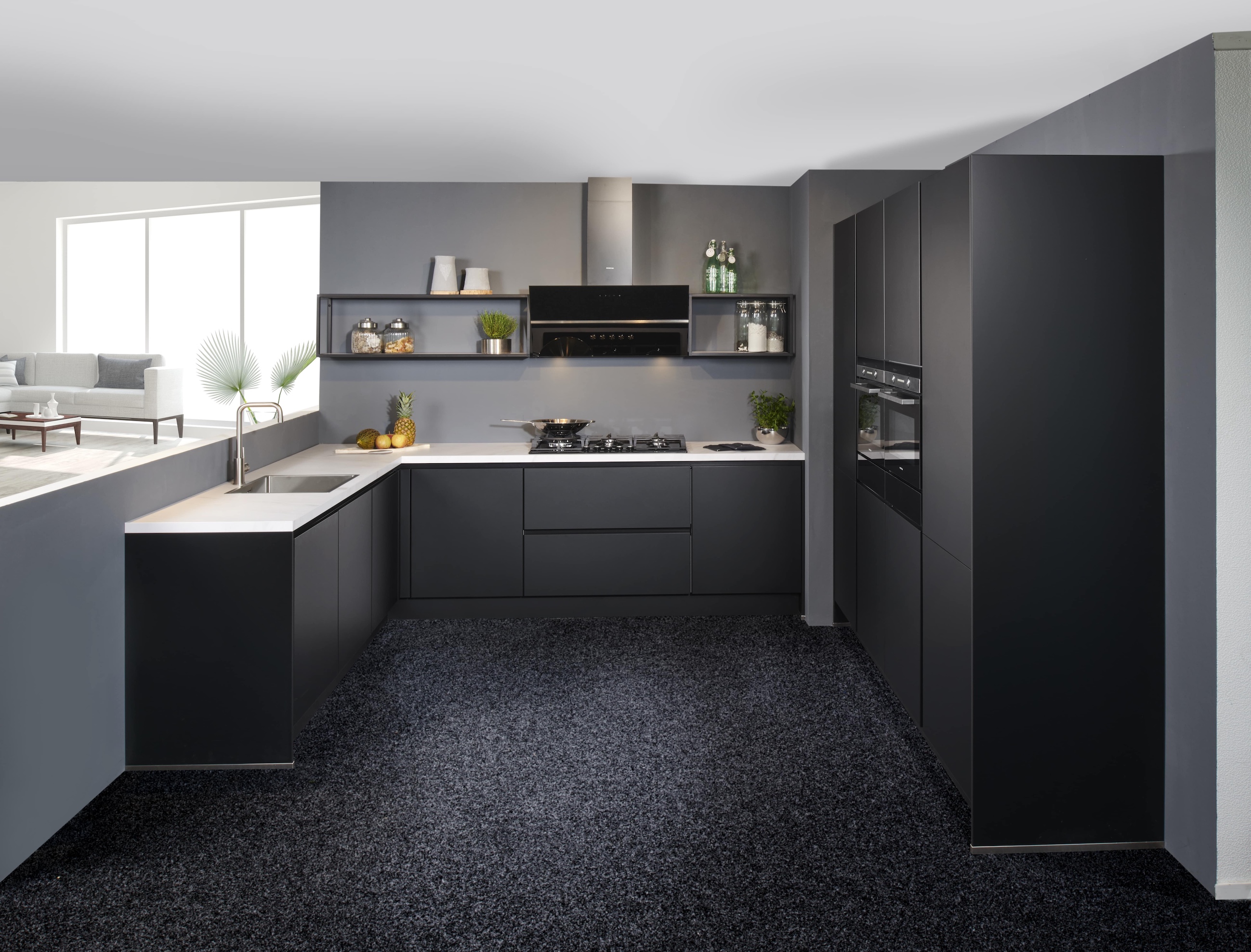 Zwarte showroom keuken