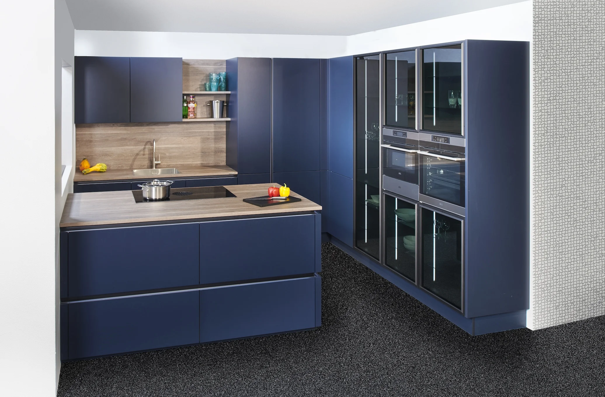 Greeploze schiereiland keuken in het blauw