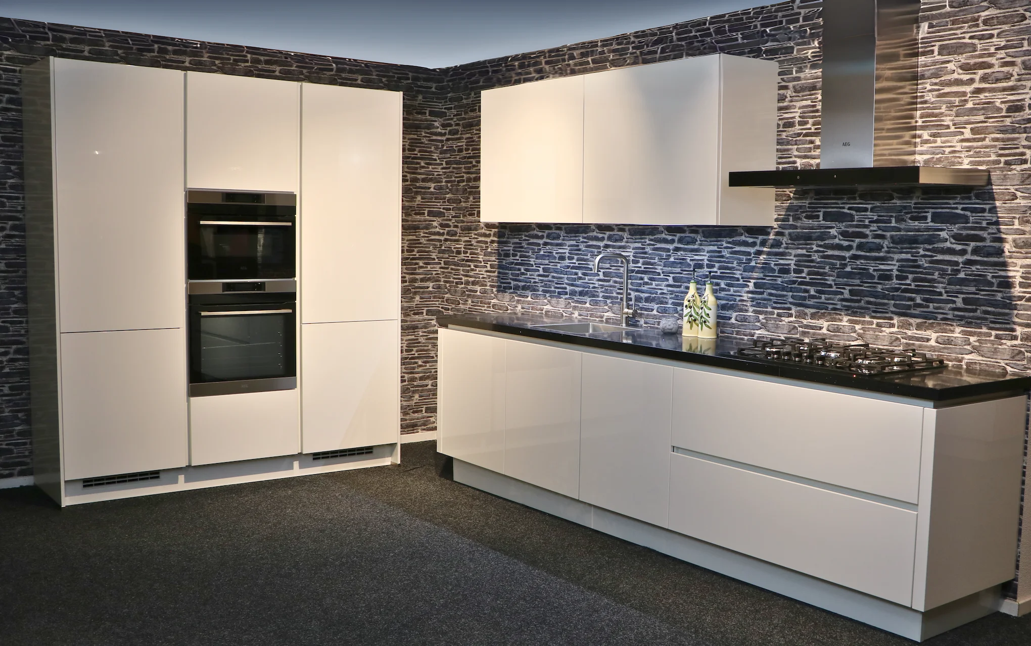 Moderne 2-delige modulekeuken in de showroom van Keukenwarenhuis.nl in Ter Aar