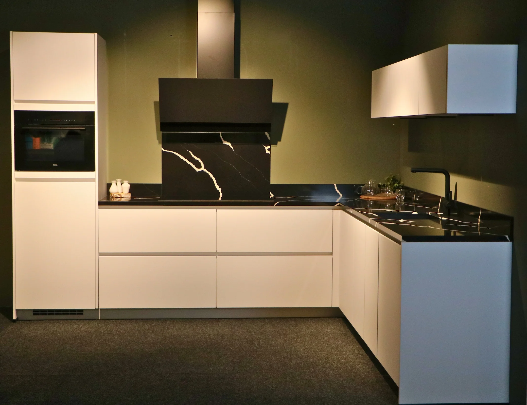 Nobilia mat witte showroom hoekkeuken met composiet werkblad in de showroom van Keukenwarenhuis.nl in Ter Aar